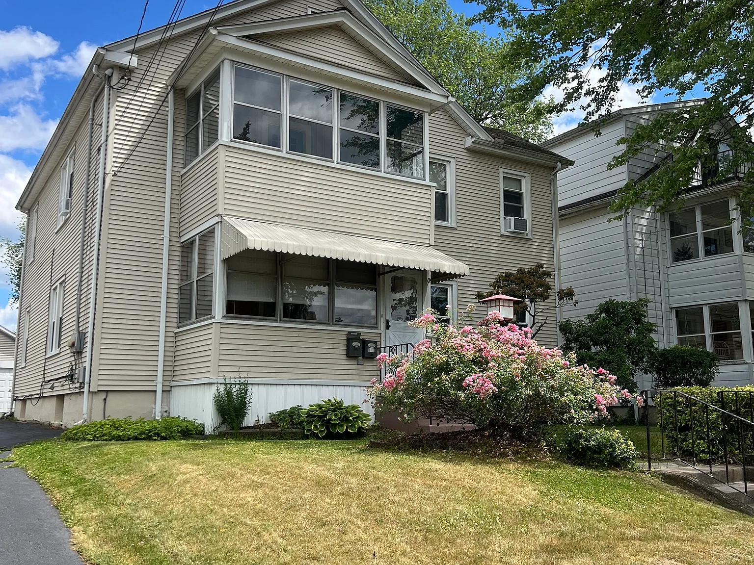 2 bed, 1.0 bath, 1048 sqft, $2,100 — Photo 2
