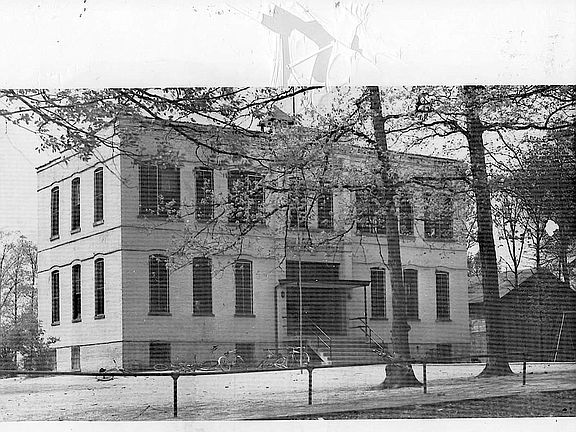3rd image of 628 College Ave