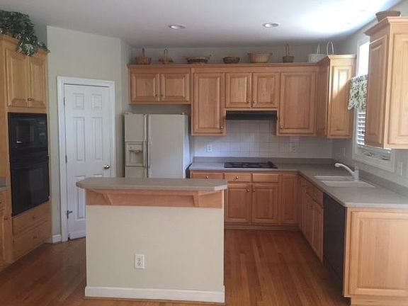 4th image of 1215 Bershire Ln