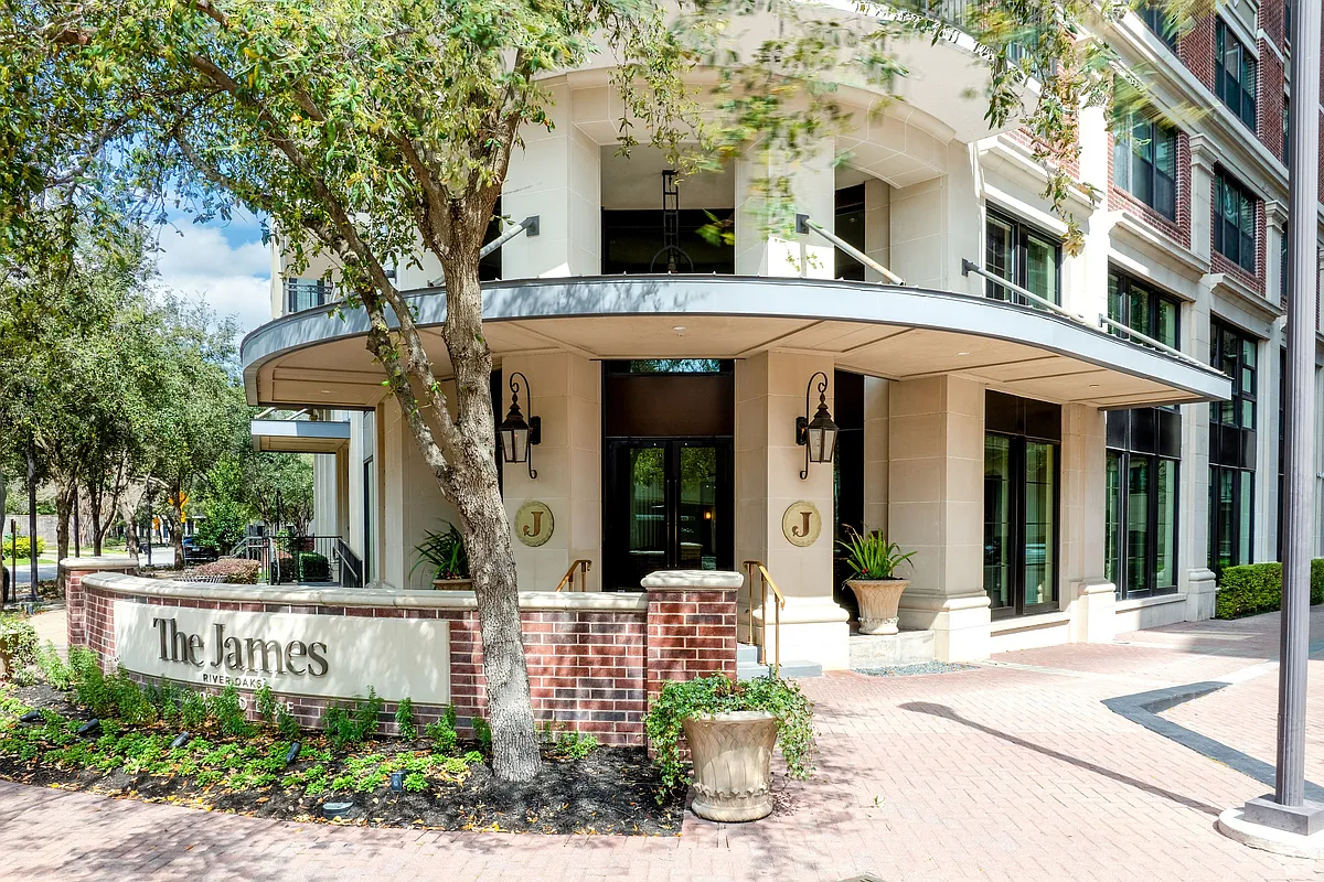 Welcome to elegant city living. - The James River Oaks