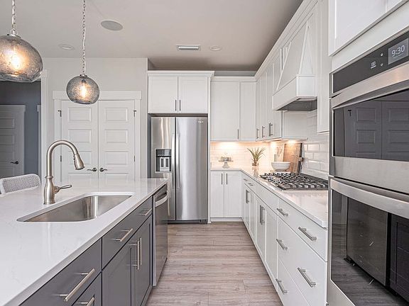 Gourmet Kitchen w Built in appliances