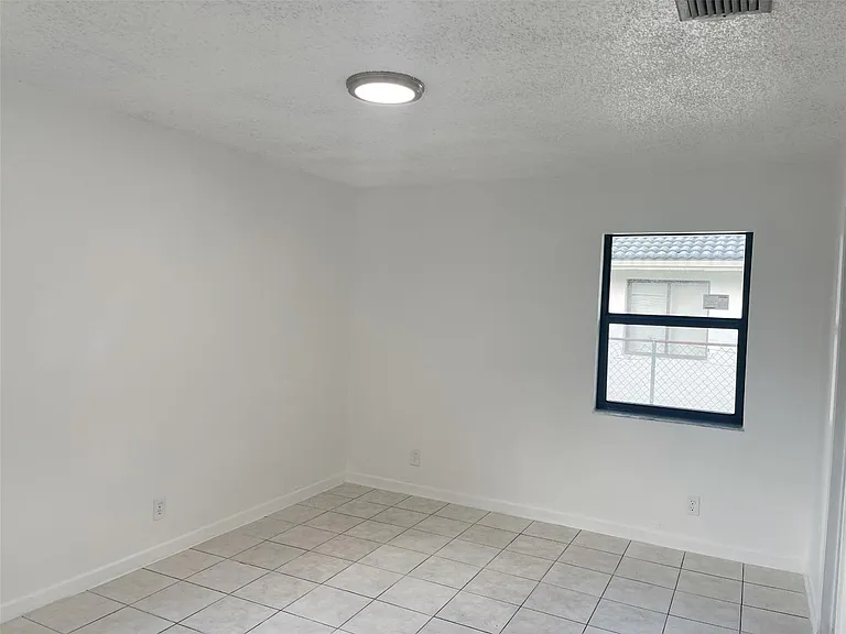 4104 NW 114th Ave — Photo 11
