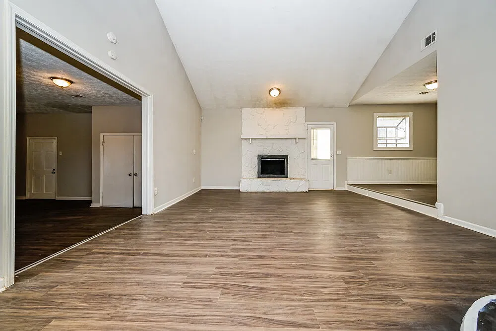 4 bed, 3.0 bath, 1332 sqft, $2,540 — Photo 3