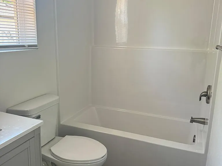 2028 N Weller Ave #B — Photo 12