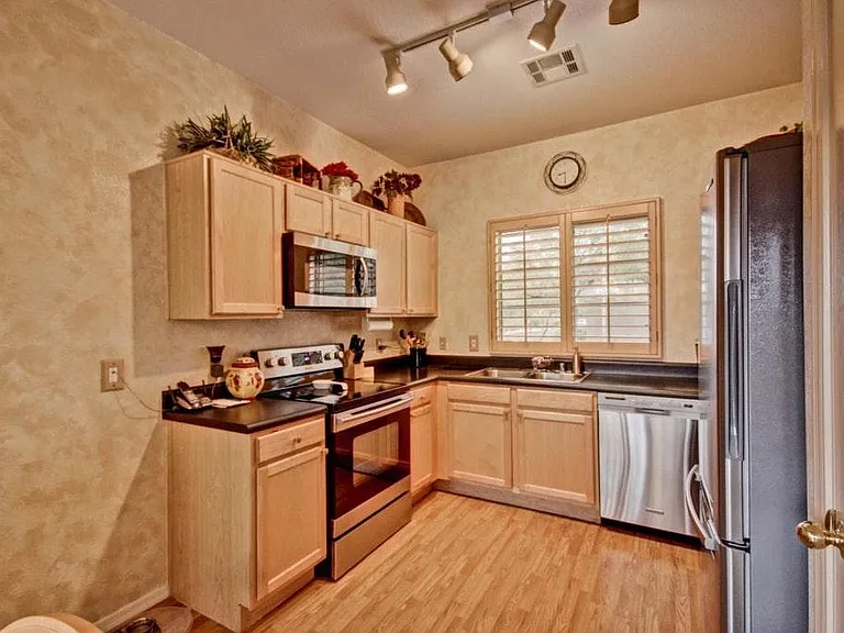 4068 E Melinda Ln — Photo 8