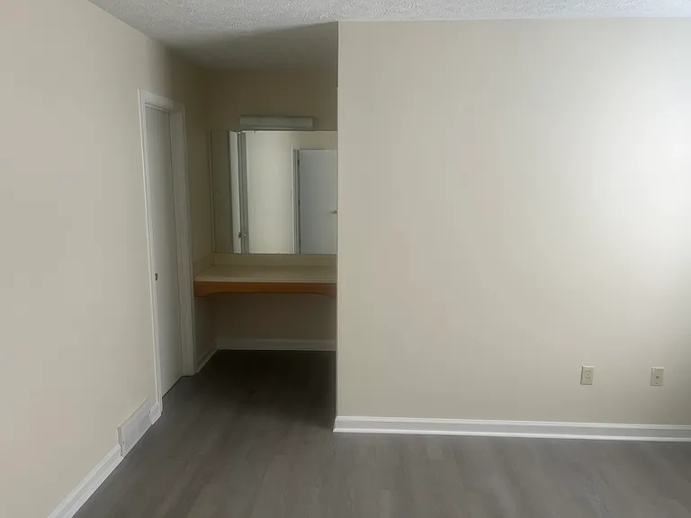 3260 Spring Hollow Ave — Photo 2