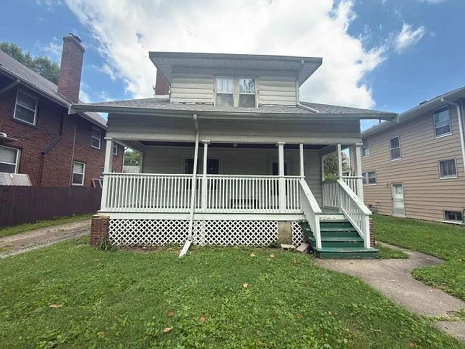 1004 S Busey Ave