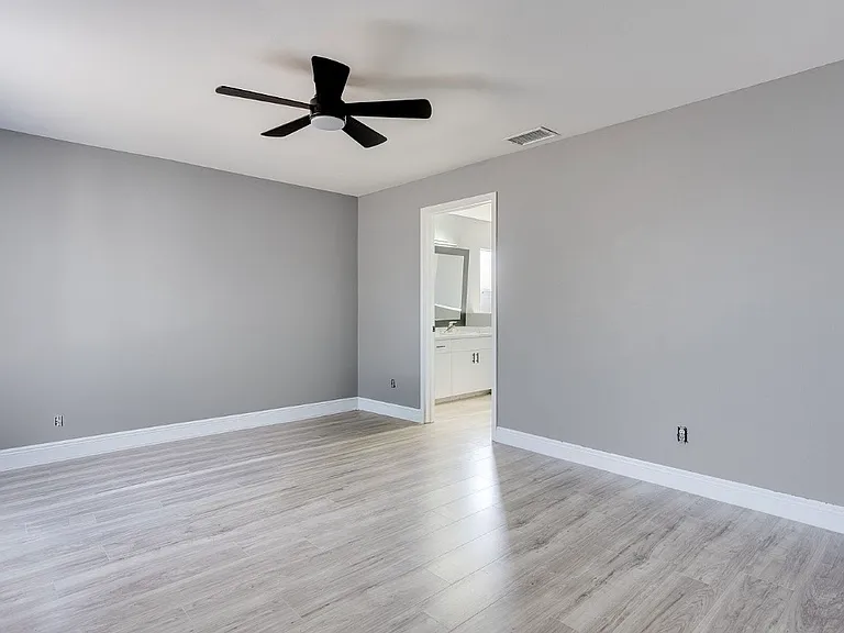 4305 NE 20th Pl — Photo 1