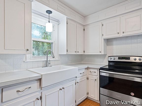 4th image of 731 Everglade Dr SE