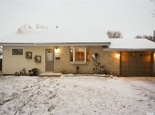 1126 Iroquois St W, Moose Jaw, SK S6H5B9