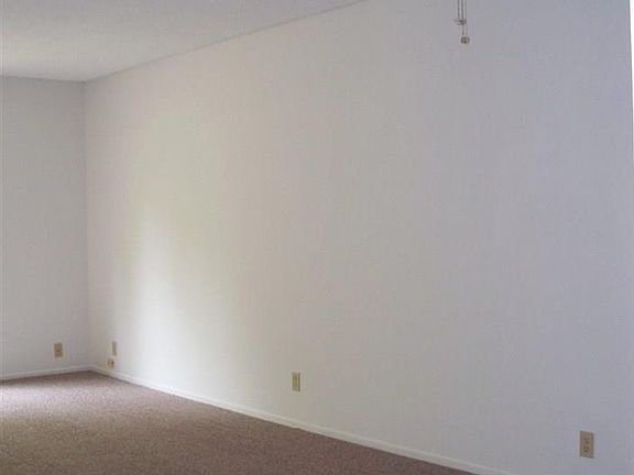 3rd image of 135 Hillview Dr APT 15
