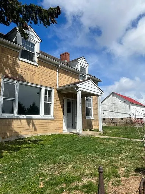 141 E Douglasville Rd — Photo 2