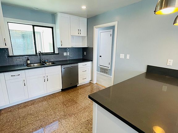 4th image of 239 Lee Ave
