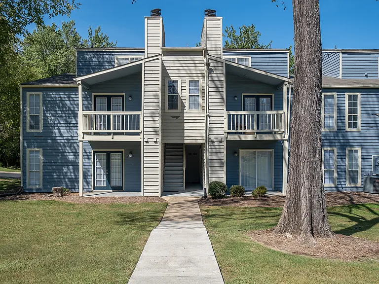 THE OAKS APARTMENTS — Photo 2