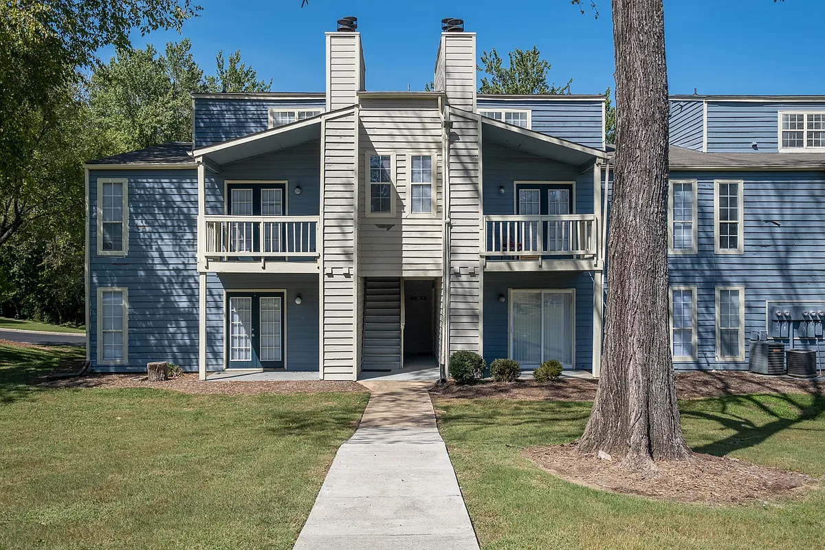 Building Photo - THE OAKS APARTMENTS