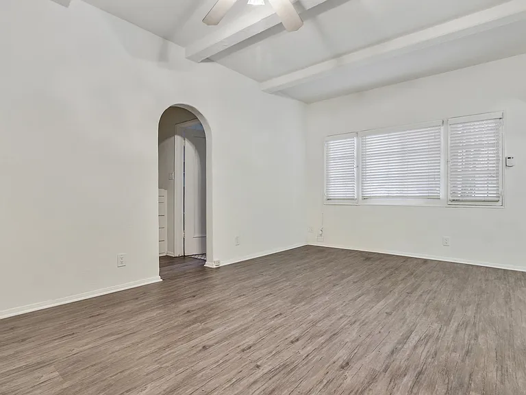 232 S Reeves Dr — Photo 19