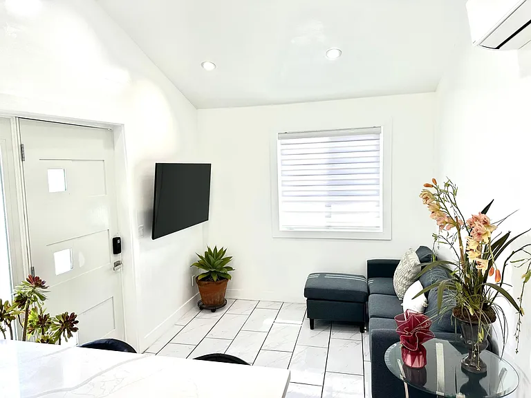 7013 Bellaire Ave — Photo 9