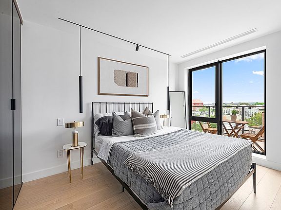 4th image of 61 N Henry St #2