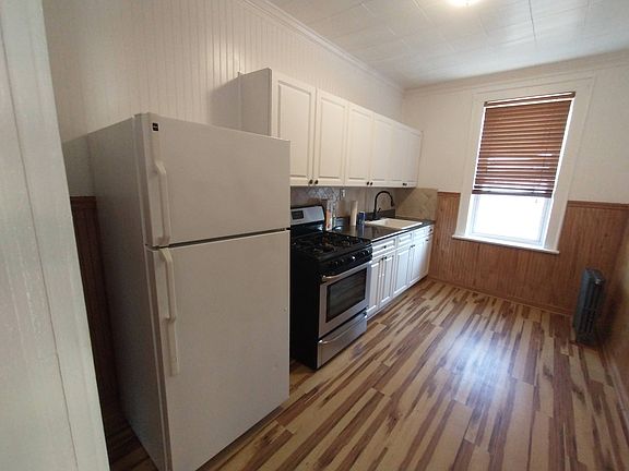 4th image of 276 Oriental Pl APT 1