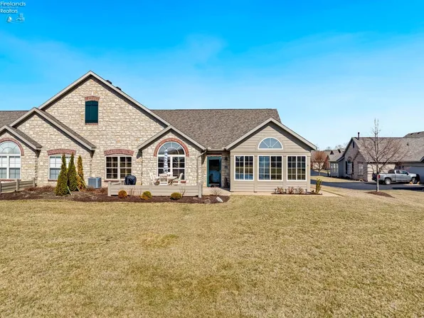 2685 N Canterbury Cir #B, Pt Clinton, OH 43452