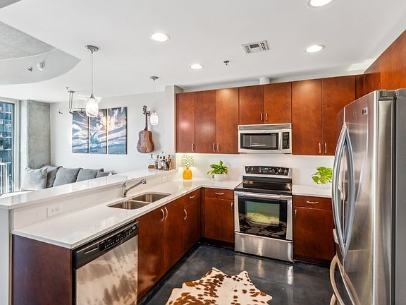 2nd image of 301 Demonbreun St Unit 1719