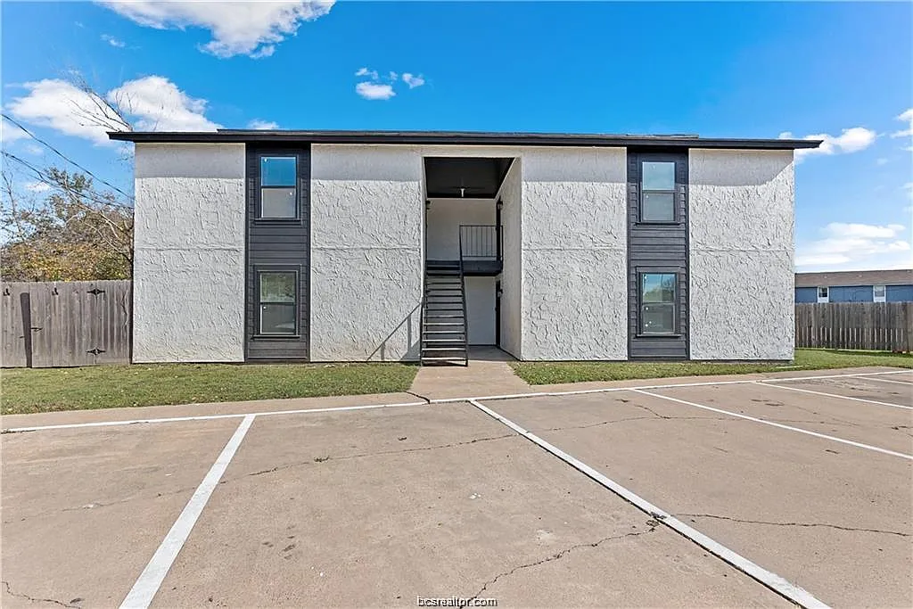 2 bed, 1.5 bath, 798 sqft, $1,200 — Photo 1