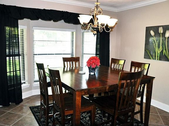 3rd image of 720 Oxford Cir