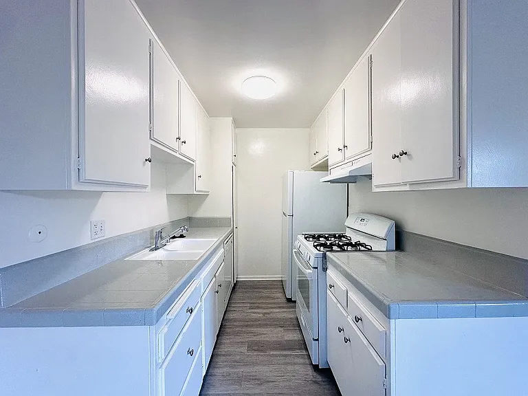 Lido Apartments - 10535 Rose Ave — Photo 20