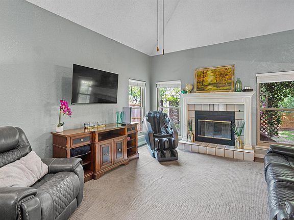 3rd image of 1912 Gaylord Dr