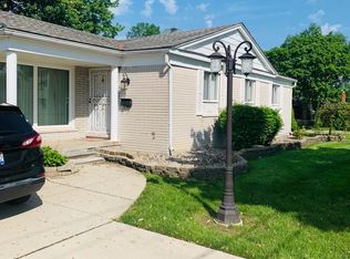20581 River Oaks Dr, Dearborn Heights, MI 48127