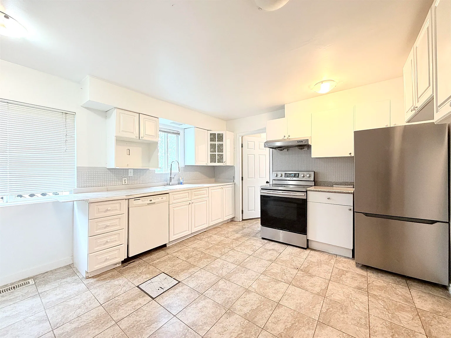 4 bed, 1400 sqft, $2,300 — Photo 4