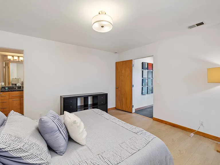 452 Marine Pl — Photo 28