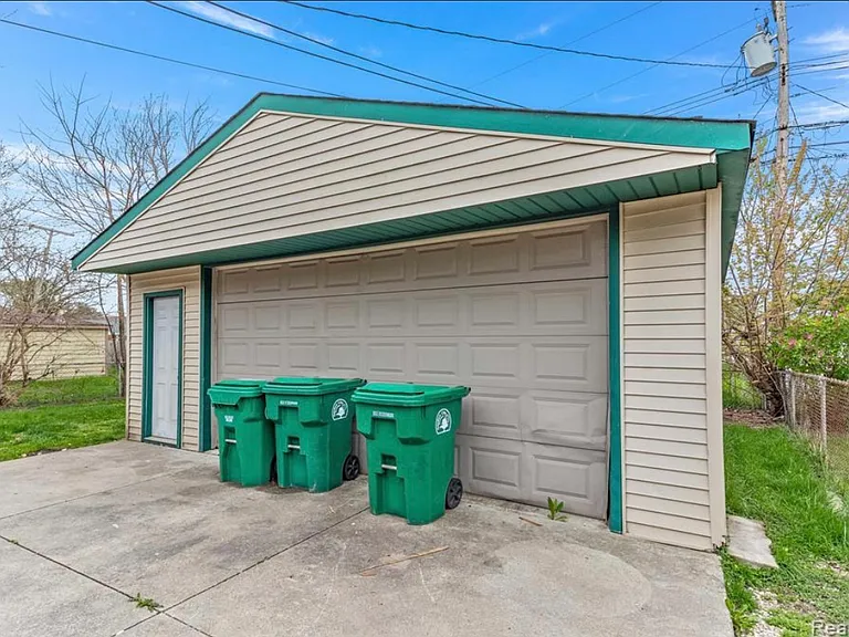 33151 Florence St — Photo 17