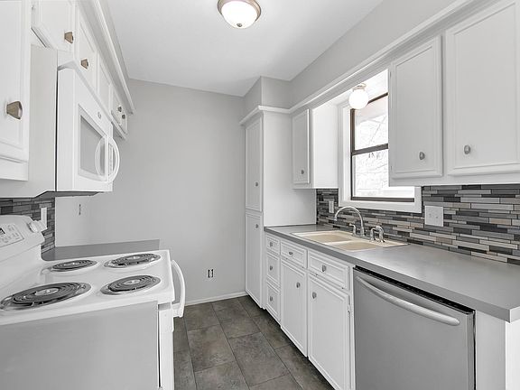3rd image of 122 N Dexter Ave