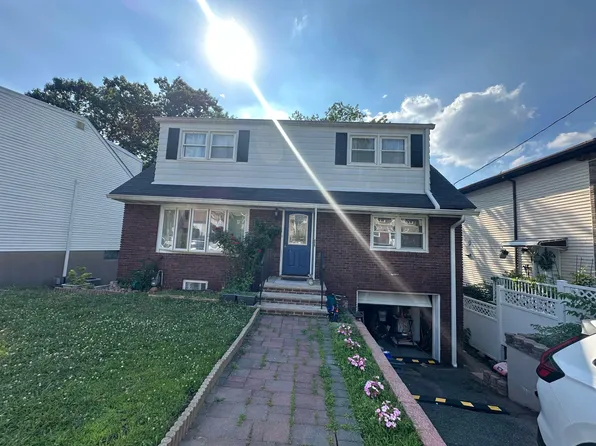 777 Oakwood Ln, Ridgefield, NJ 07657