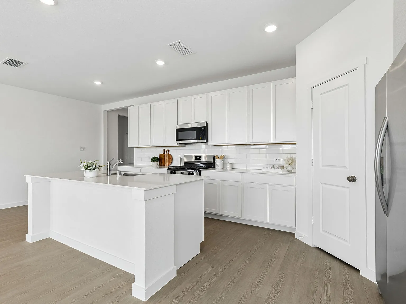 4 bed, 1902 sqft, $2,400 — Photo 2