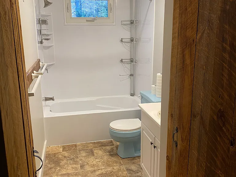 Full Bath (Similar Unit)