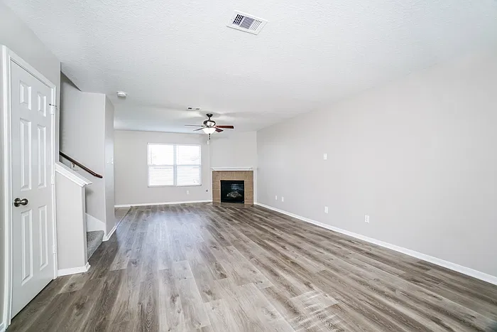 4 bed, 2.5 bath, 1969 sqft, $1,945 — Photo 4