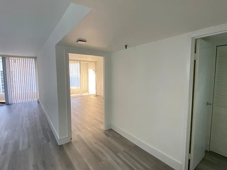 555 NE 15th St #33E — Photo 4