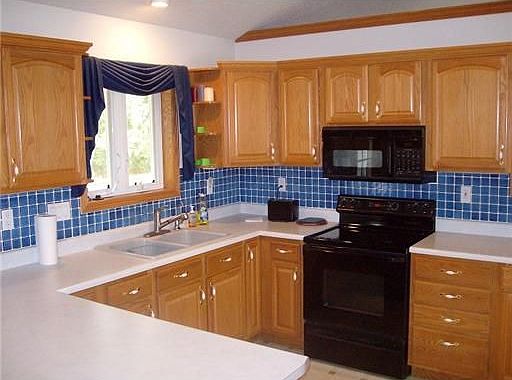 Kitchen: Nice, clean kitchen with vaulted ceiling
