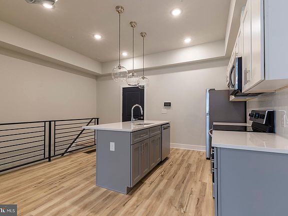 4th image of 121-27 W Cumberland St #104