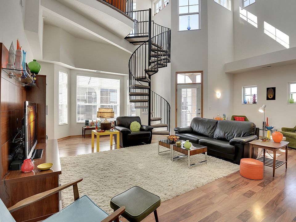 1st image of 2540 38th Ave NE Unit 402