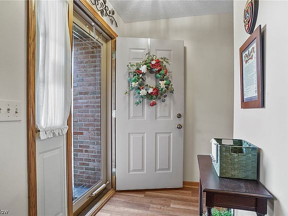 3rd image of 368 Greenbriar Dr
