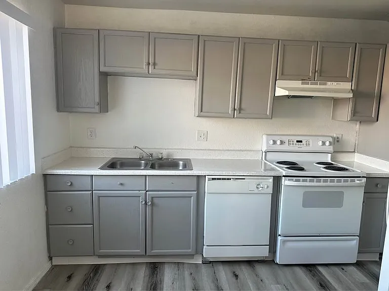 Tamarak Gardens Apartments — Photo 10