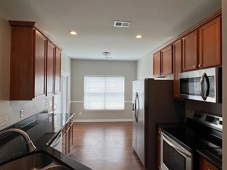 208 Riverdale Rd — Photo 5