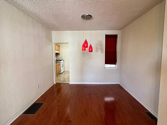 5th image of 218 E Dorset St