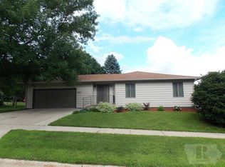 1085 Brentwood Dr, Mason City, IA 50401