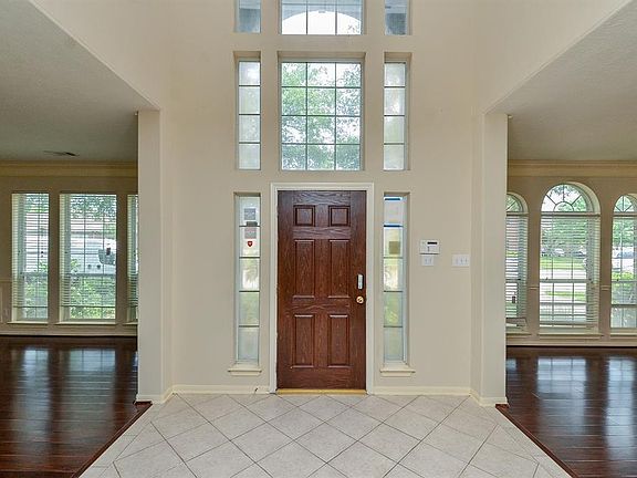 3rd image of 2910 Tina Oaks Ct