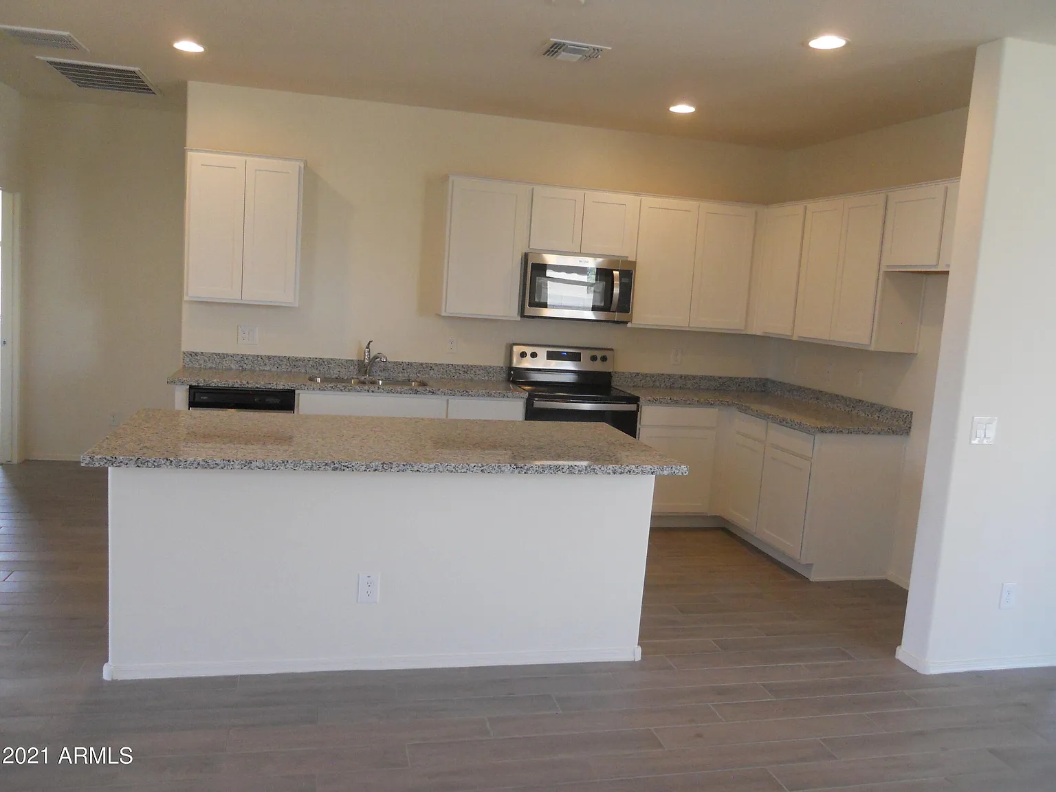 3 bed, 2.0 bath, 1581 sqft, $2,000 — Photo 4
