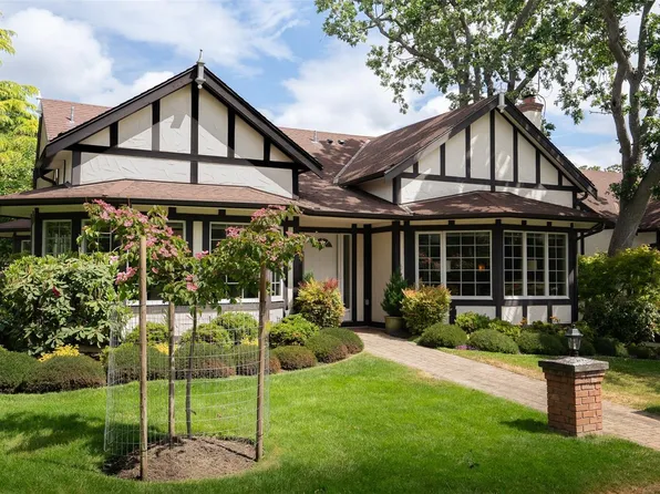 2112 Granite St, Oak Bay, BC V8S 3G6